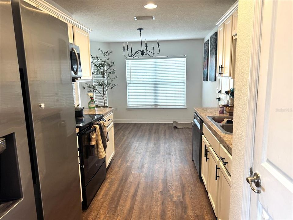 Activo con contrato: $215,000 (3 camas, 2 baños, 1328 Pies cuadrados)