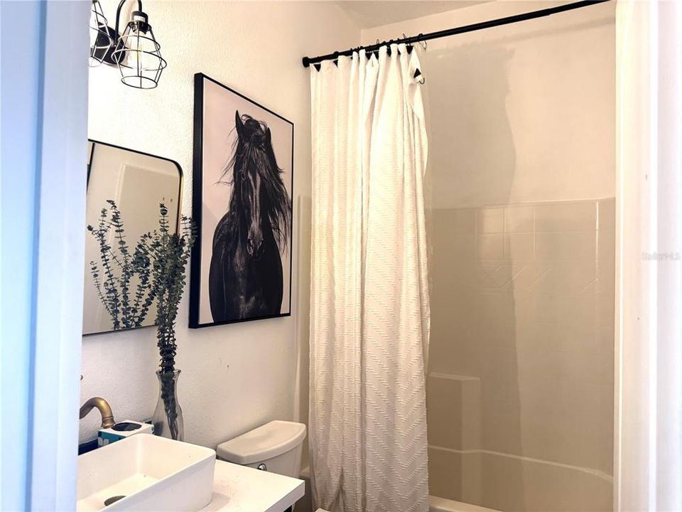 Activo con contrato: $215,000 (3 camas, 2 baños, 1328 Pies cuadrados)