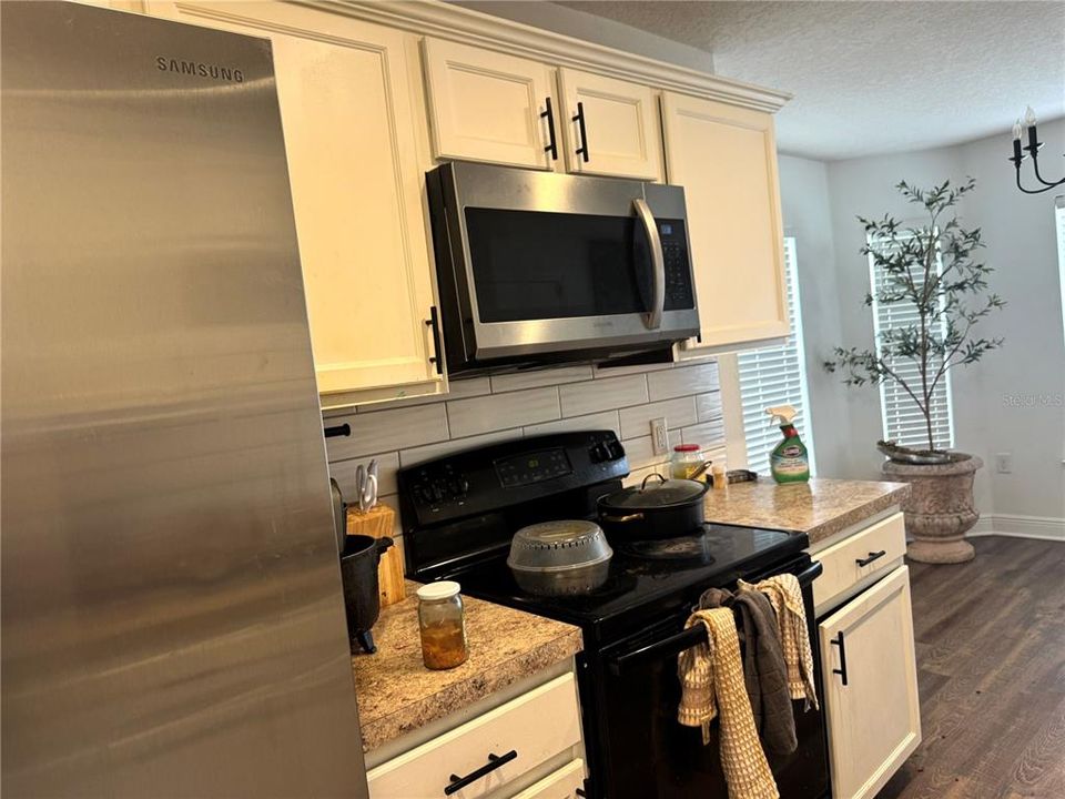 Activo con contrato: $215,000 (3 camas, 2 baños, 1328 Pies cuadrados)