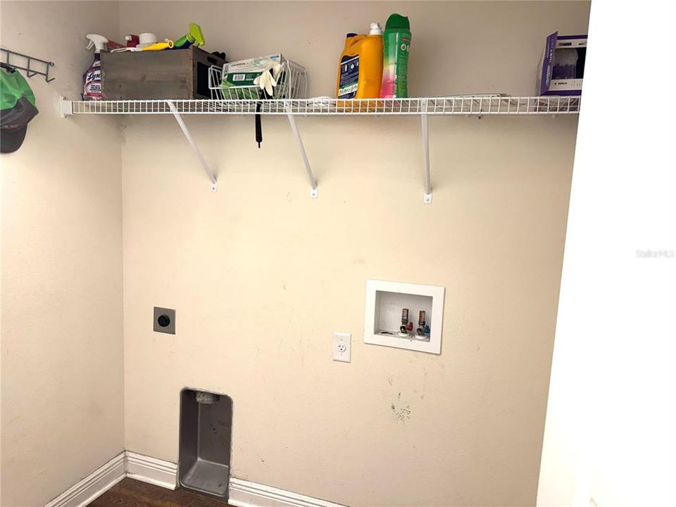 Activo con contrato: $215,000 (3 camas, 2 baños, 1328 Pies cuadrados)