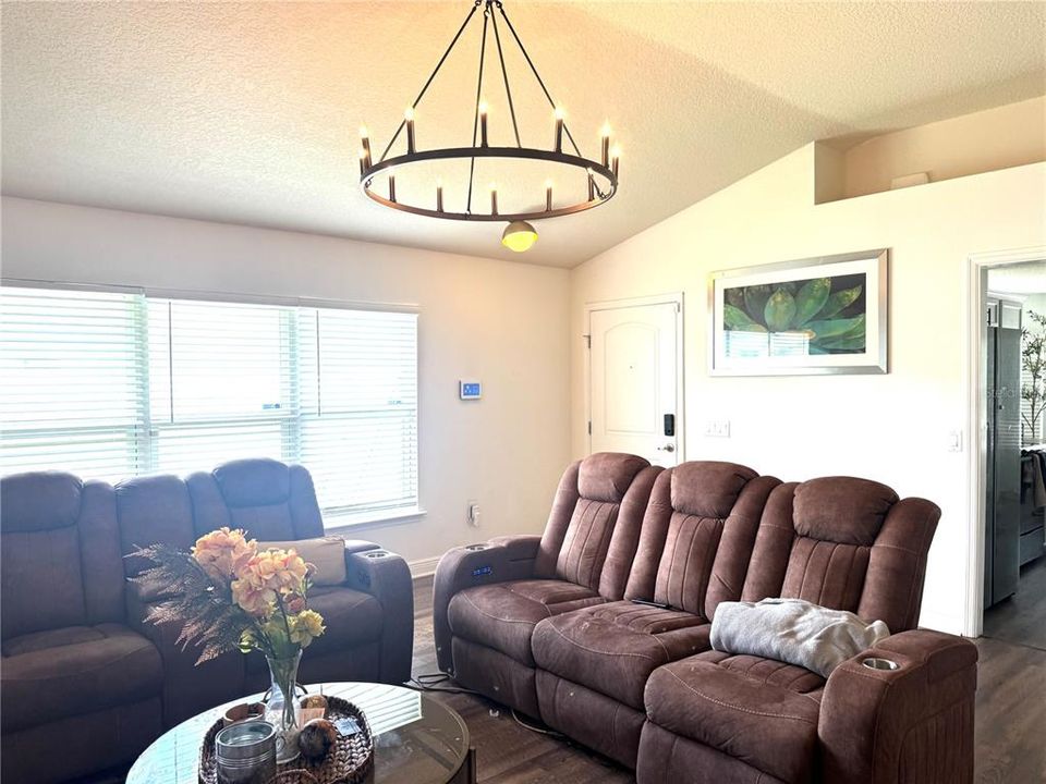 Activo con contrato: $215,000 (3 camas, 2 baños, 1328 Pies cuadrados)