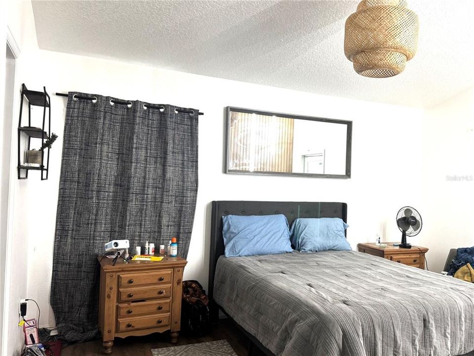 Activo con contrato: $215,000 (3 camas, 2 baños, 1328 Pies cuadrados)