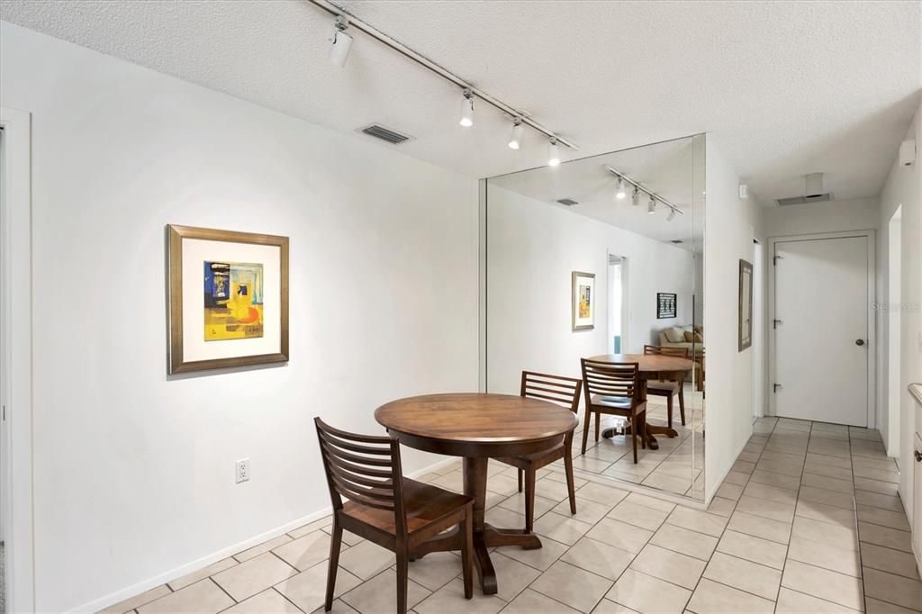 Под контрактом: $625,000 (3 спален, 3 ванн, 2249 Квадратных фут)