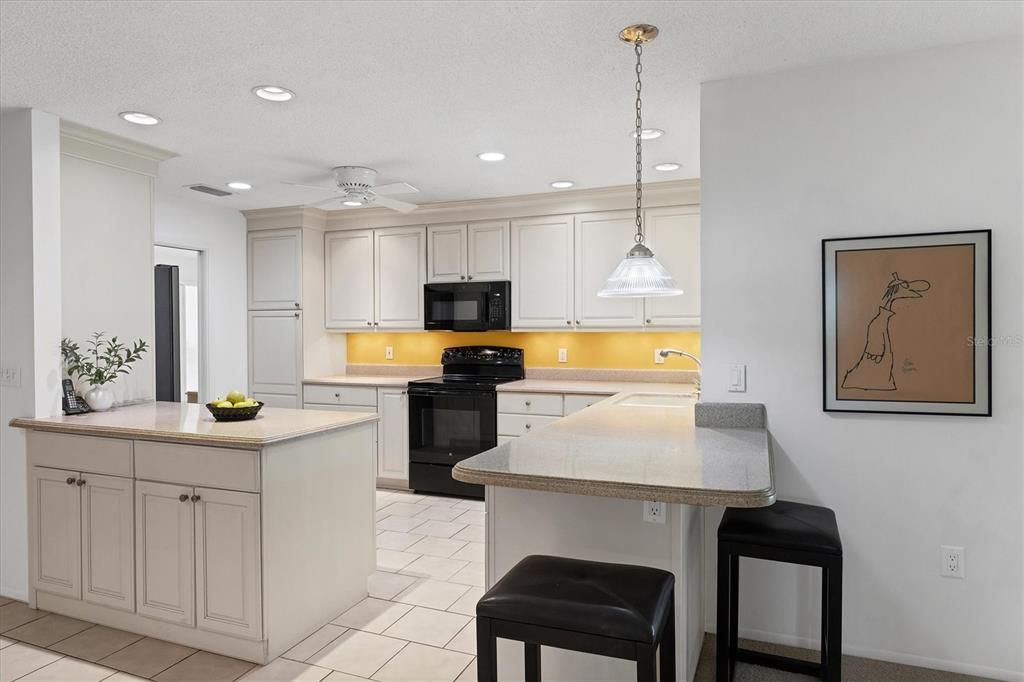 Под контрактом: $625,000 (3 спален, 3 ванн, 2249 Квадратных фут)