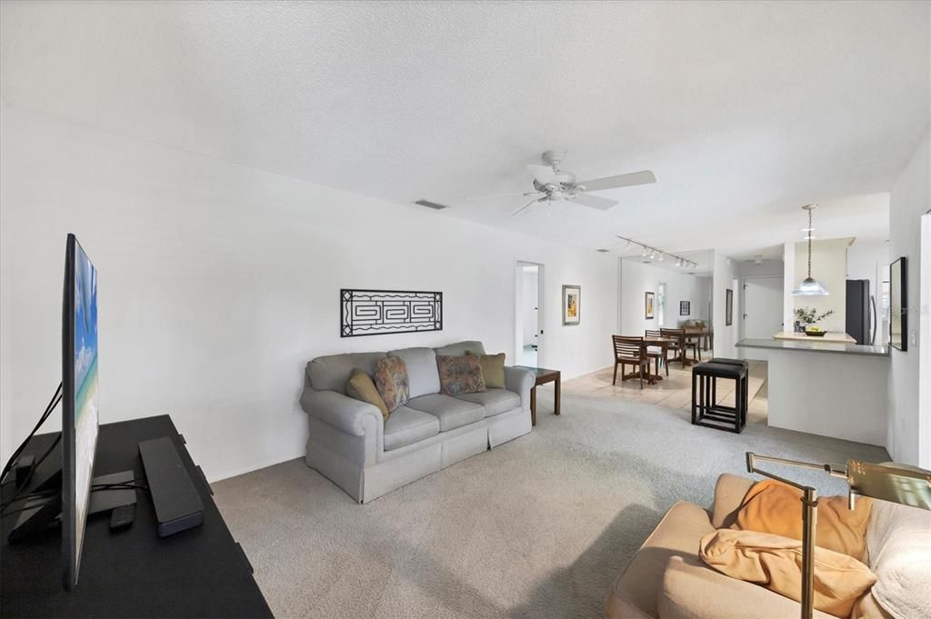 Под контрактом: $625,000 (3 спален, 3 ванн, 2249 Квадратных фут)