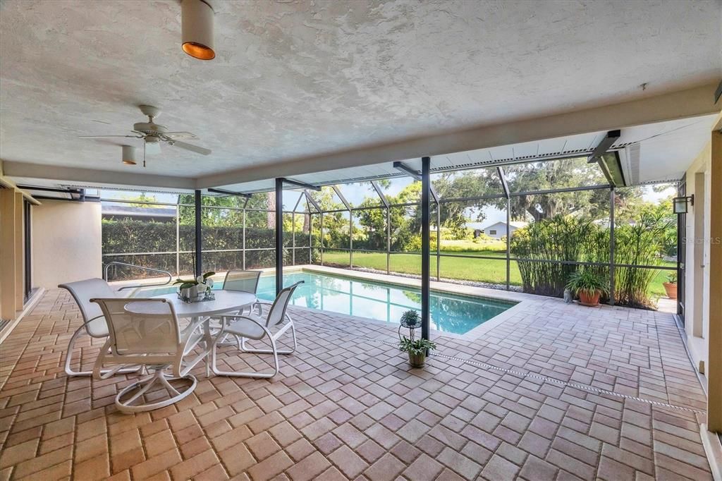 Под контрактом: $625,000 (3 спален, 3 ванн, 2249 Квадратных фут)