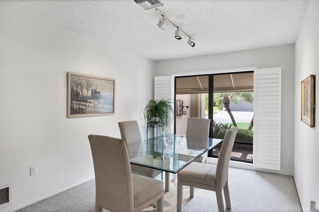 Под контрактом: $625,000 (3 спален, 3 ванн, 2249 Квадратных фут)