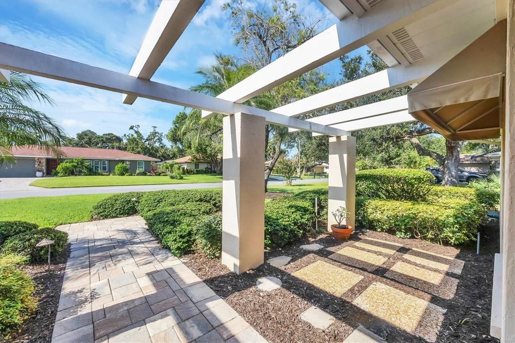 Под контрактом: $625,000 (3 спален, 3 ванн, 2249 Квадратных фут)