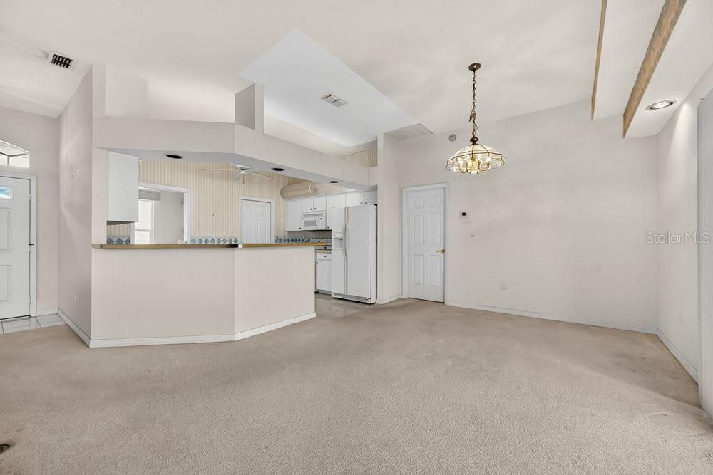 合同活跃: $220,000 (3 贝兹, 2 浴室, 1584 平方英尺)