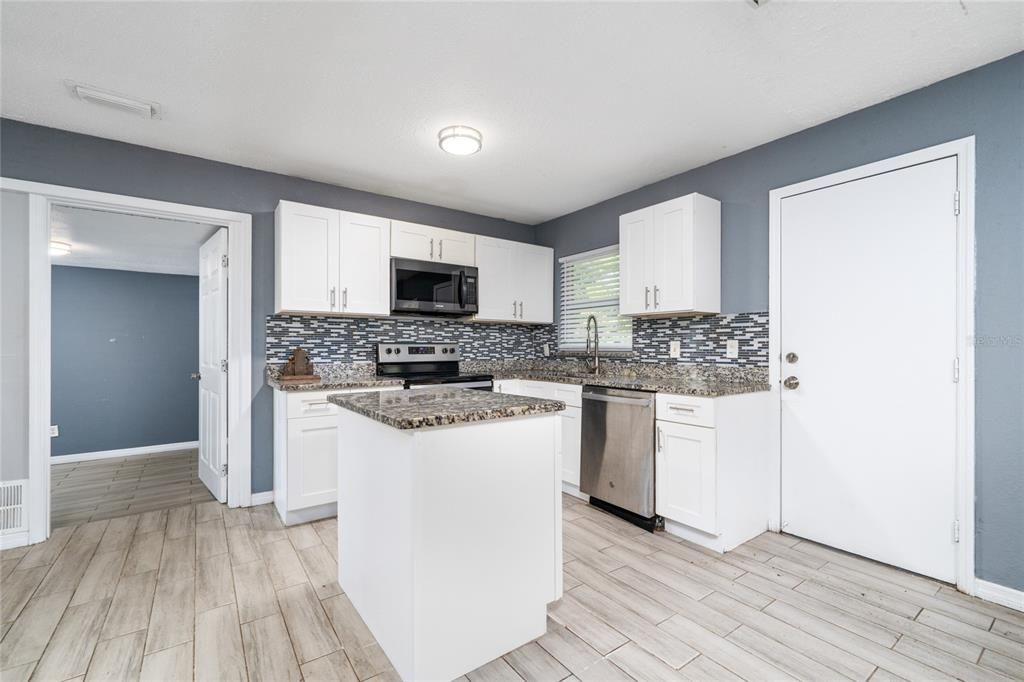 На продажу: $270,000 (4 спален, 1 ванн, 1248 Квадратных фут)