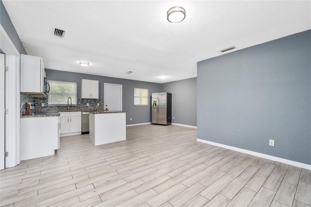 На продажу: $270,000 (4 спален, 1 ванн, 1248 Квадратных фут)