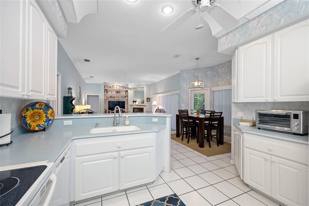 For Sale: $400,000 (4 beds, 3 baths, 2527 Square Feet)