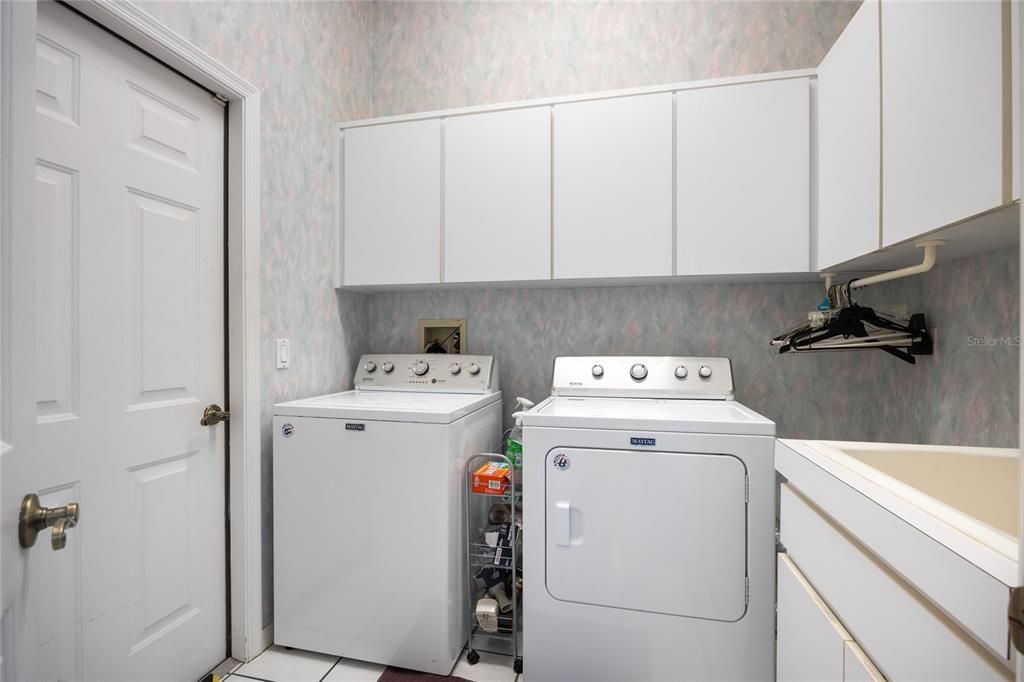 For Sale: $400,000 (4 beds, 3 baths, 2527 Square Feet)