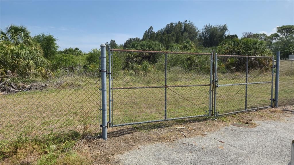 待售: $129,900 (5.97 acres)