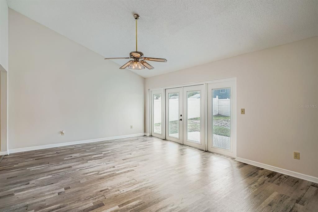 Activo con contrato: $475,000 (3 camas, 2 baños, 2177 Pies cuadrados)