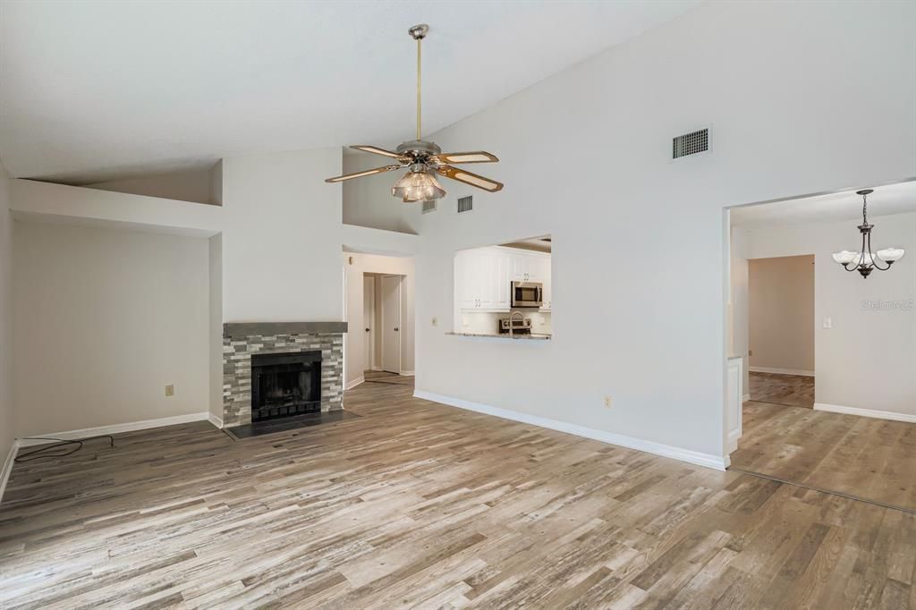 Activo con contrato: $475,000 (3 camas, 2 baños, 2177 Pies cuadrados)