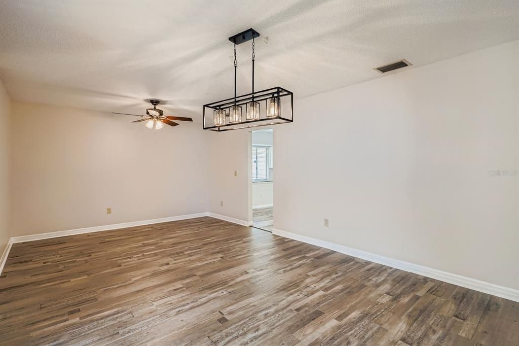 Activo con contrato: $475,000 (3 camas, 2 baños, 2177 Pies cuadrados)