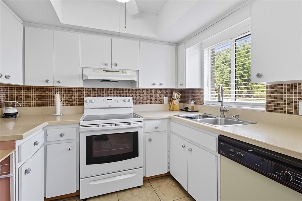 Active With Contract: $200,000 (2 beds, 2 baths, 1306 Square Feet)