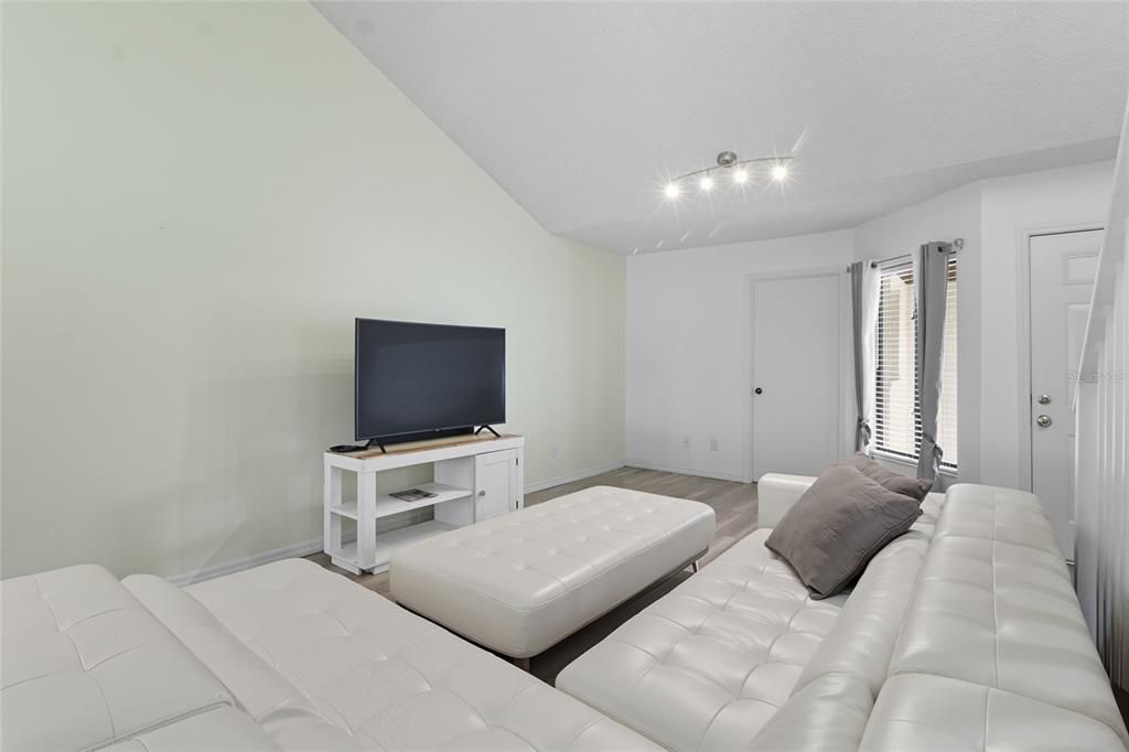 Active With Contract: $200,000 (2 beds, 2 baths, 1306 Square Feet)