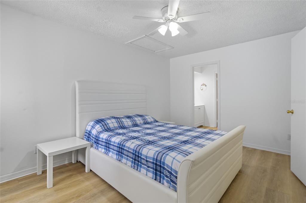 Active With Contract: $200,000 (2 beds, 2 baths, 1306 Square Feet)