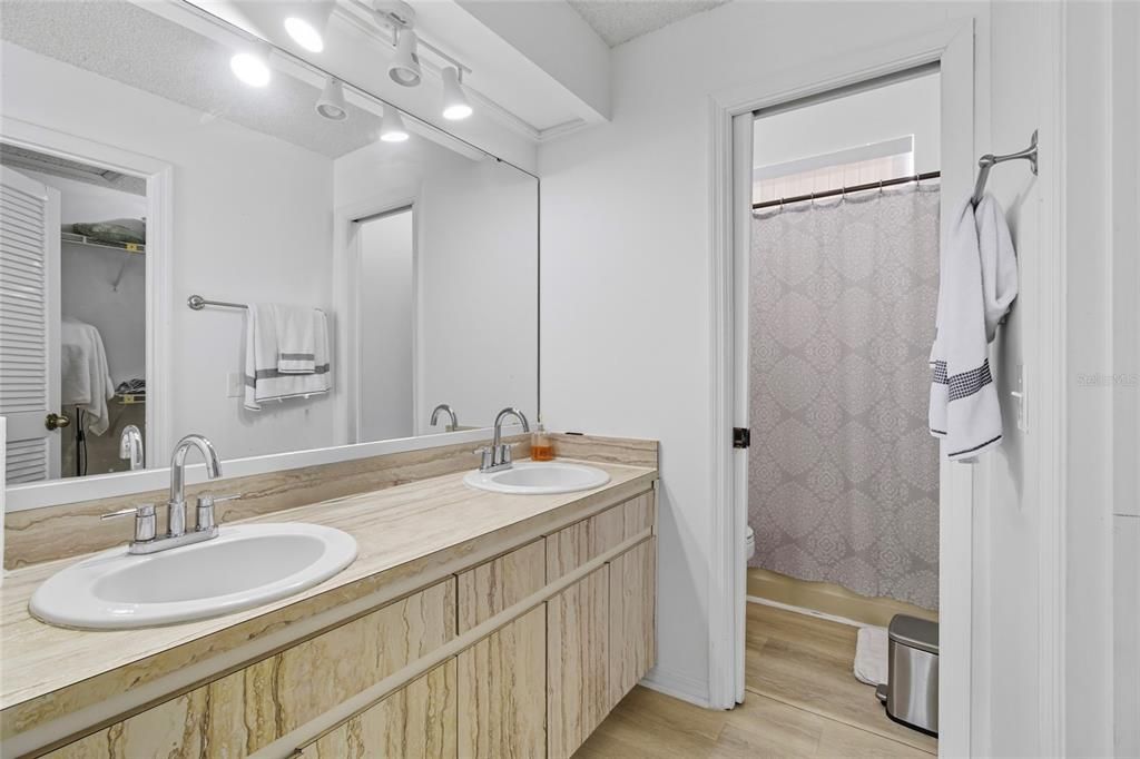 Active With Contract: $200,000 (2 beds, 2 baths, 1306 Square Feet)