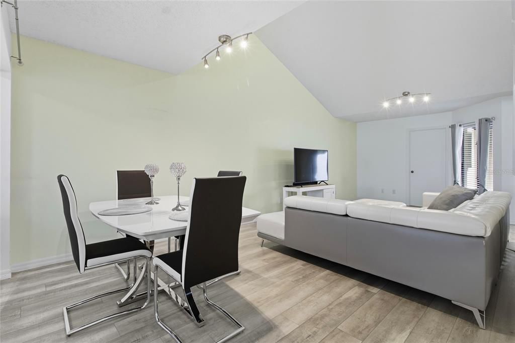 Active With Contract: $200,000 (2 beds, 2 baths, 1306 Square Feet)