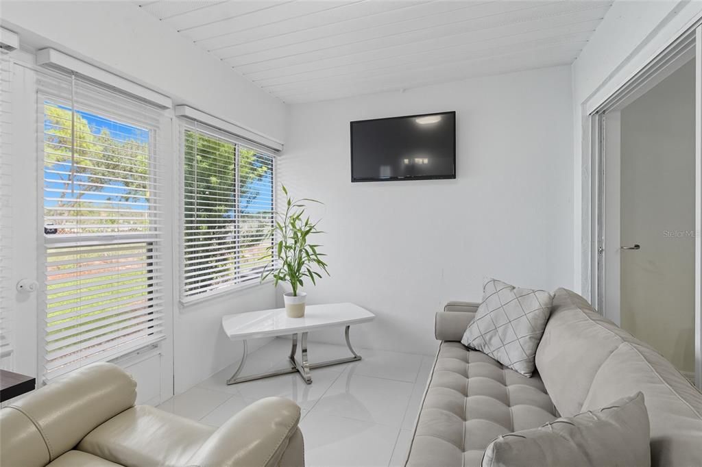 Active With Contract: $200,000 (2 beds, 2 baths, 1306 Square Feet)