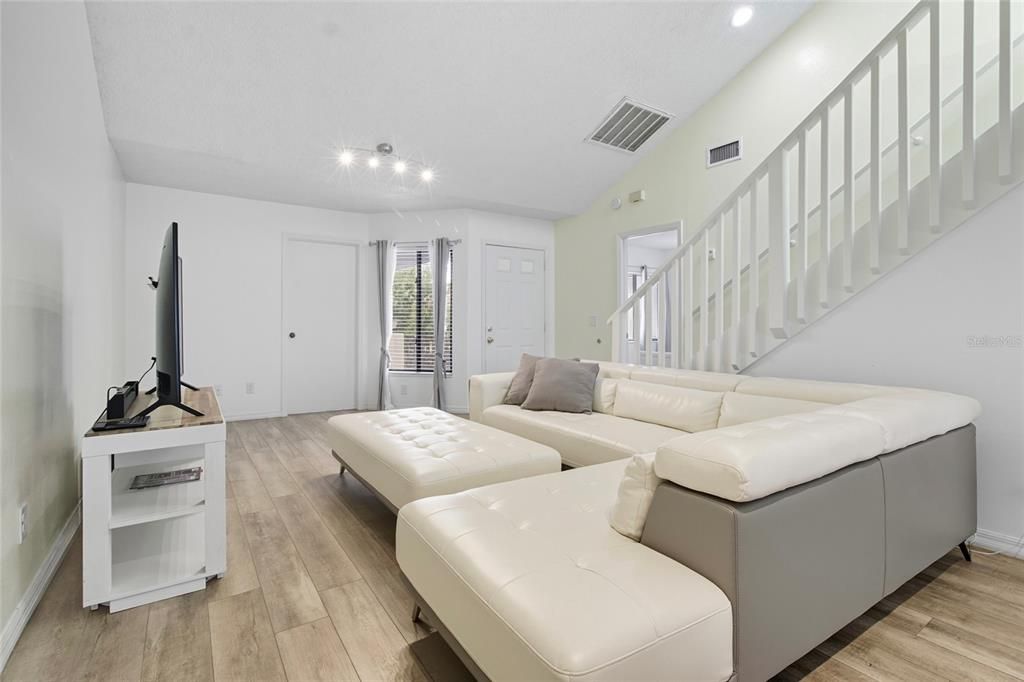 Active With Contract: $200,000 (2 beds, 2 baths, 1306 Square Feet)