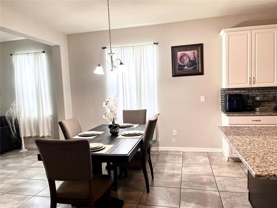 Под контрактом: $470,000 (4 спален, 2 ванн, 2282 Квадратных фут)