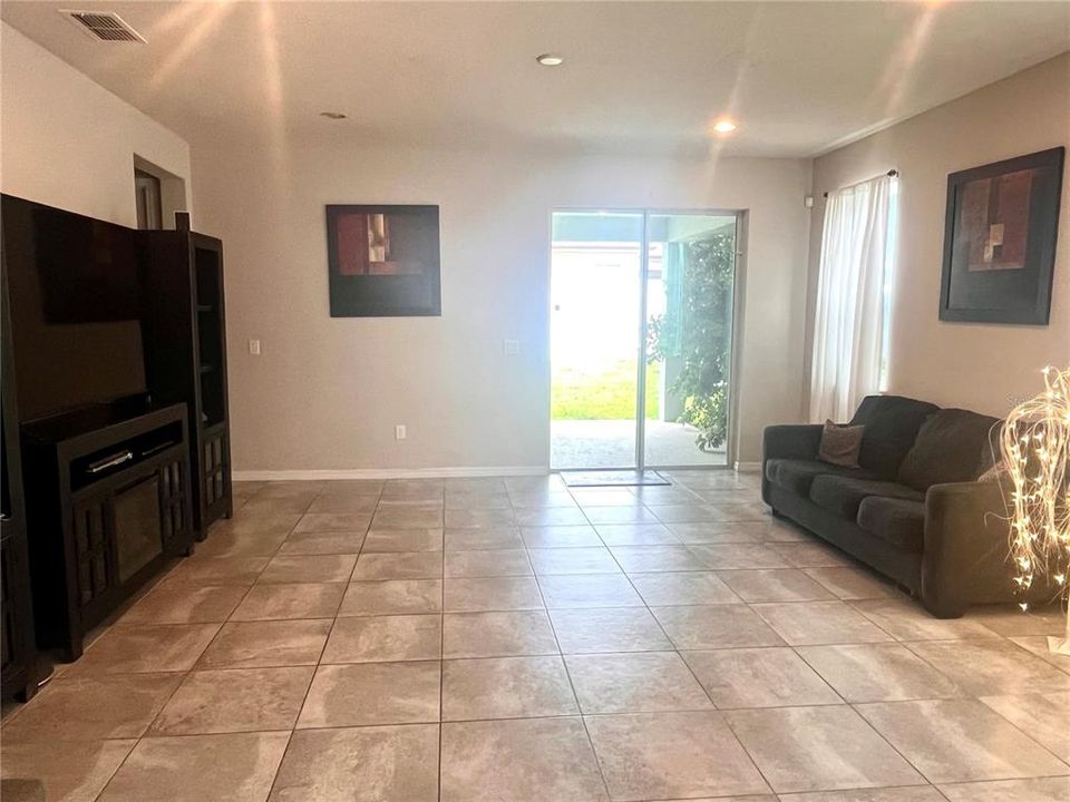 Под контрактом: $470,000 (4 спален, 2 ванн, 2282 Квадратных фут)