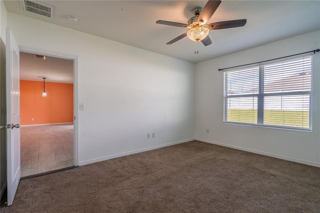 待售: $310,000 (4 贝兹, 2 浴室, 1827 平方英尺)