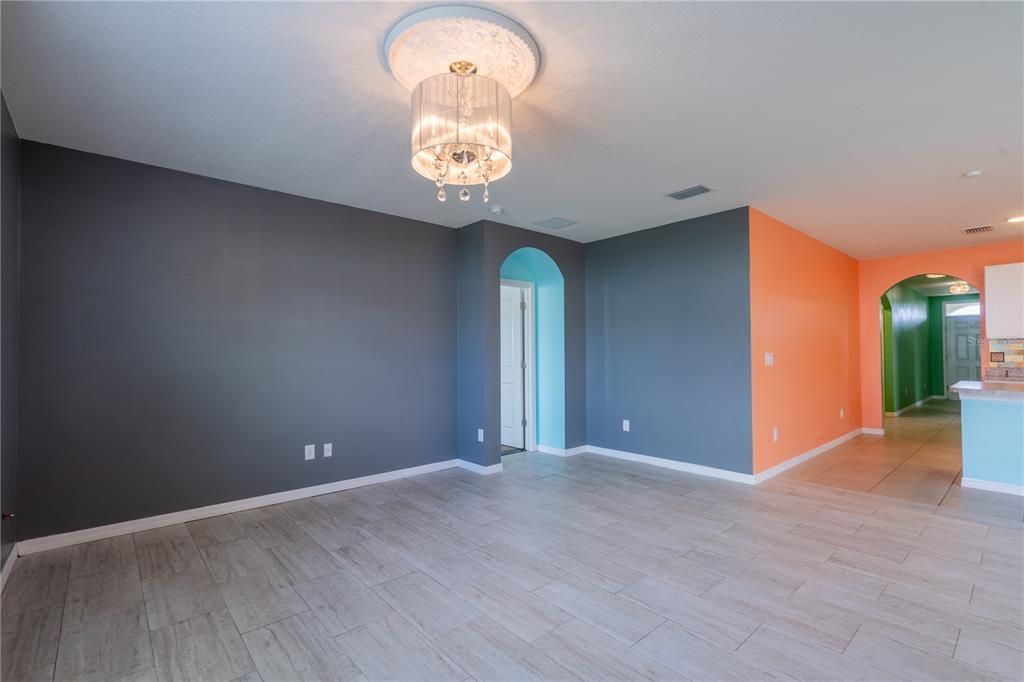 待售: $310,000 (4 贝兹, 2 浴室, 1827 平方英尺)