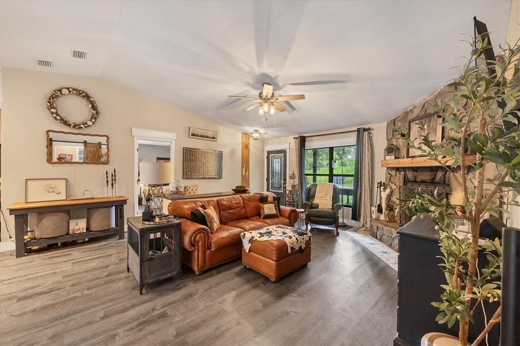 待售: $1,000,000 (3 贝兹, 2 浴室, 1407 平方英尺)