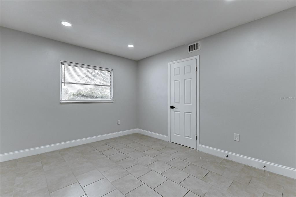 Active With Contract: $1,900 (4 beds, 2 baths, 1691 Square Feet)