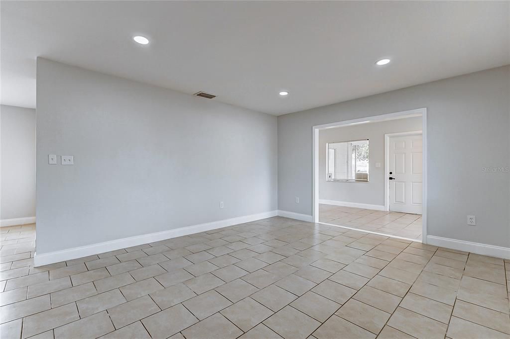 Active With Contract: $1,900 (4 beds, 2 baths, 1691 Square Feet)