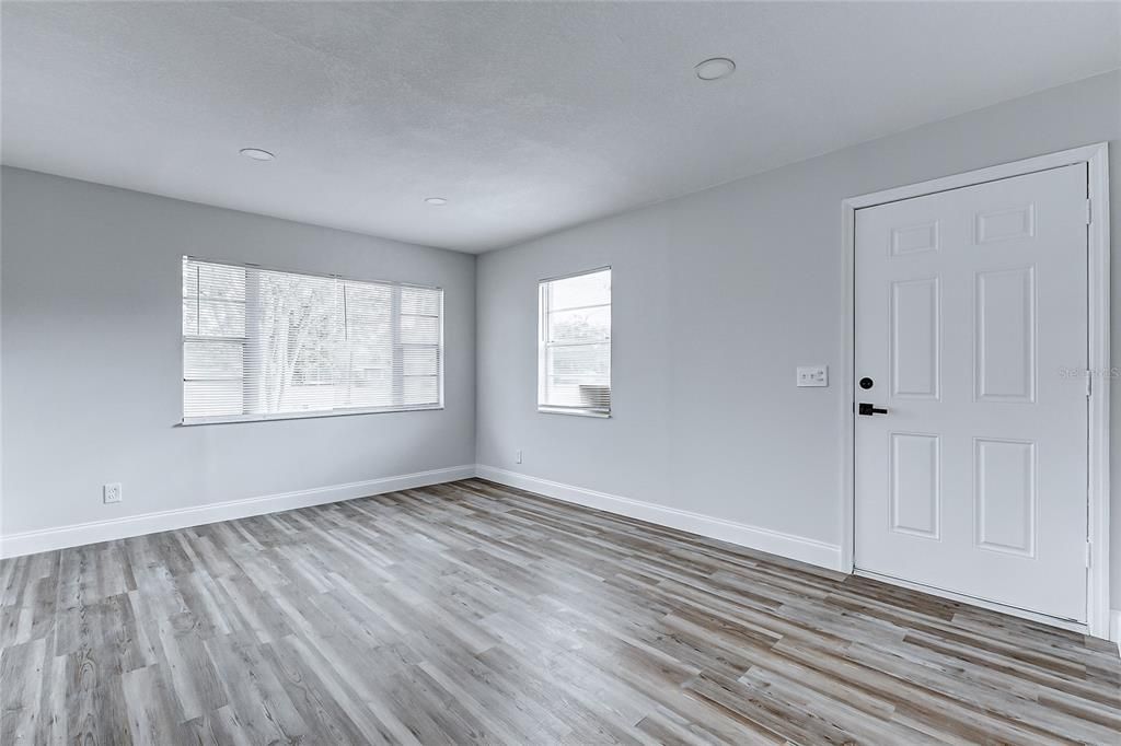 Active With Contract: $1,900 (4 beds, 2 baths, 1691 Square Feet)