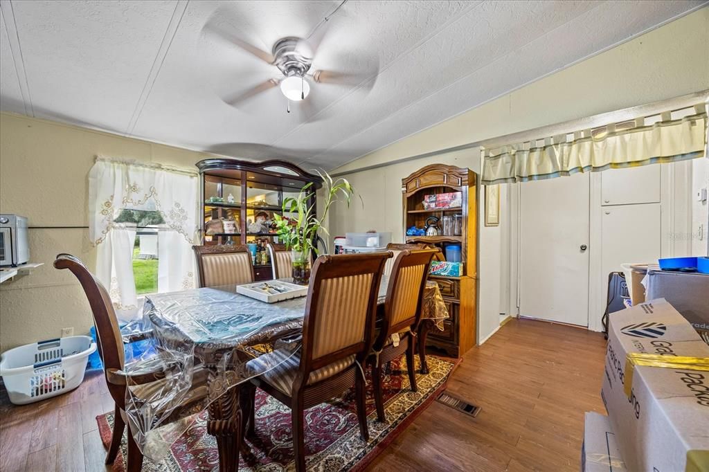 待售: $200,000 (3 贝兹, 2 浴室, 1456 平方英尺)