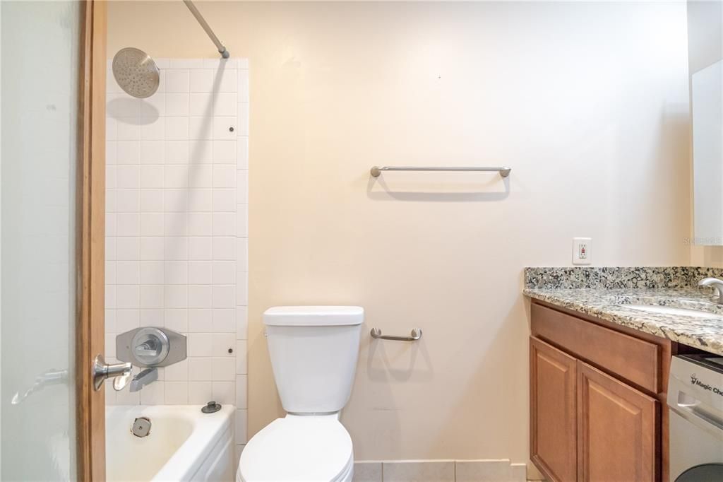 合同活跃: $145,000 (1 贝兹, 1 浴室, 578 平方英尺)