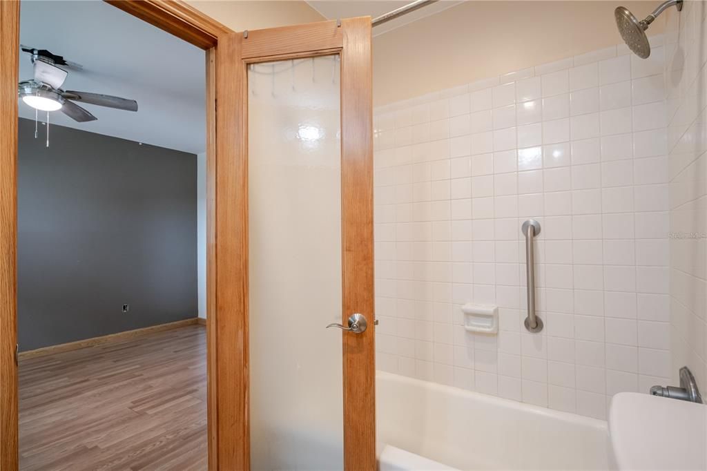 合同活跃: $145,000 (1 贝兹, 1 浴室, 578 平方英尺)