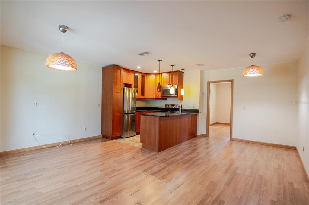 合同活跃: $145,000 (1 贝兹, 1 浴室, 578 平方英尺)