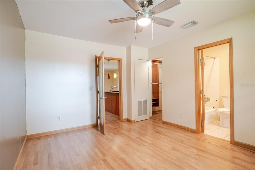 合同活跃: $145,000 (1 贝兹, 1 浴室, 578 平方英尺)