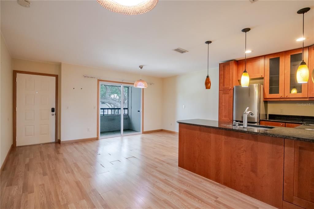 合同活跃: $145,000 (1 贝兹, 1 浴室, 578 平方英尺)