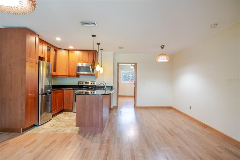 合同活跃: $145,000 (1 贝兹, 1 浴室, 578 平方英尺)