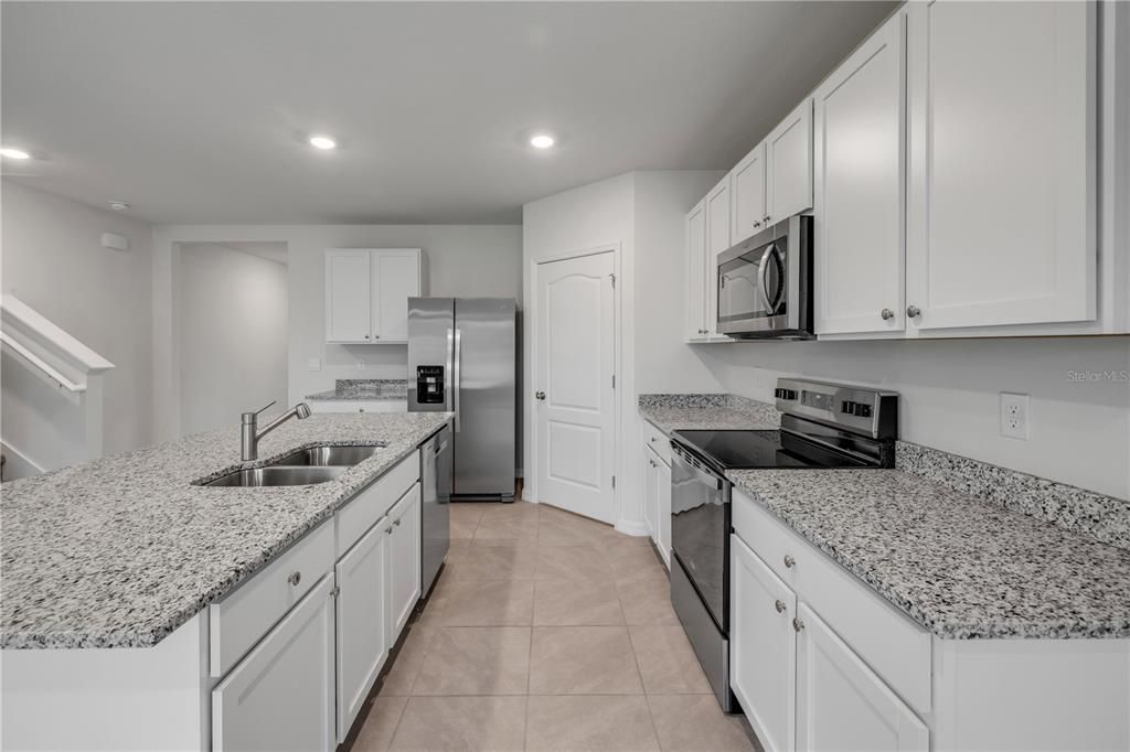 出租: $2,500 (5 贝兹, 3 浴室, 2601 平方英尺)