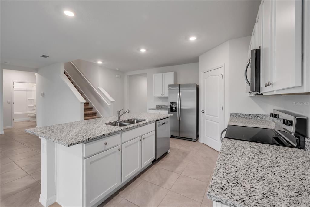 出租: $2,500 (5 贝兹, 3 浴室, 2601 平方英尺)