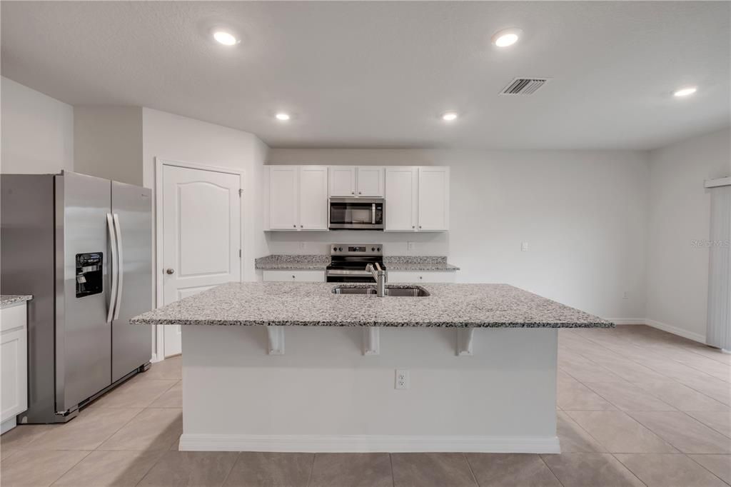 出租: $2,500 (5 贝兹, 3 浴室, 2601 平方英尺)