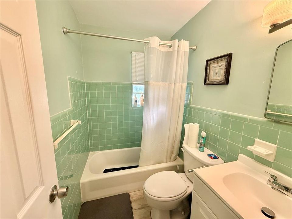 For Rent: $1,750 (3 beds, 2 baths, 1305 Square Feet)