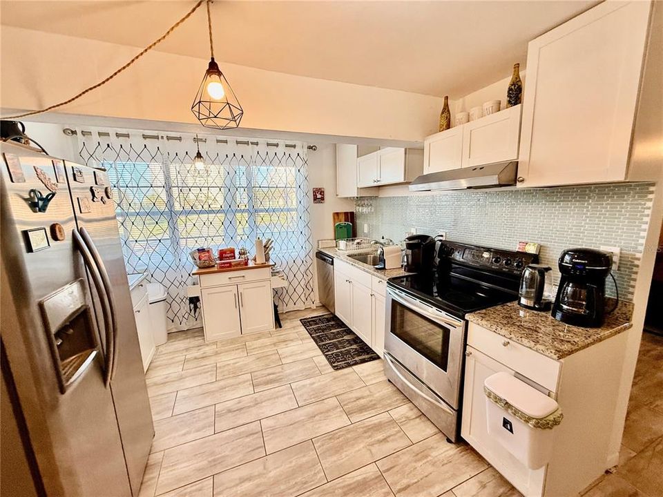 For Rent: $1,750 (3 beds, 2 baths, 1305 Square Feet)