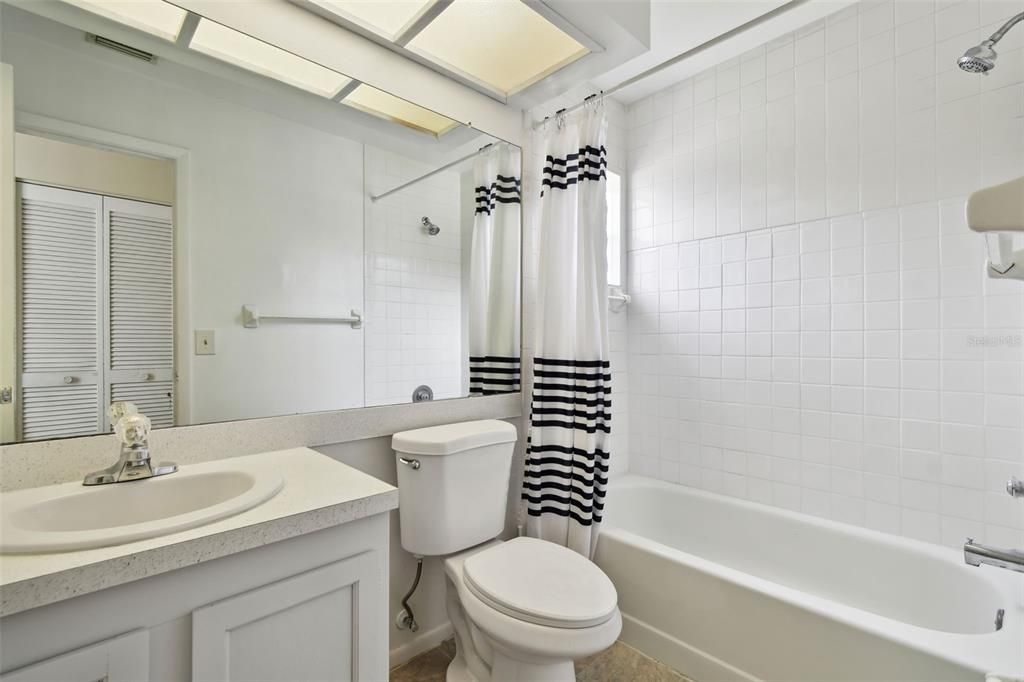 Под контрактом: $1,600 (2 спален, 2 ванн, 1200 Квадратных фут)