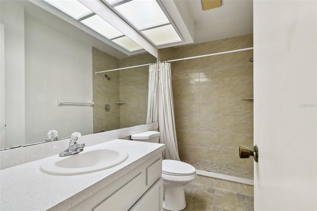 Под контрактом: $1,600 (2 спален, 2 ванн, 1200 Квадратных фут)